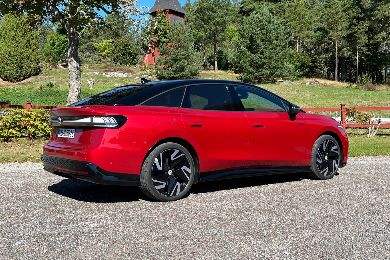 Dwusilnikowa konfiguracja ID.7 zapewnia napęd na wszystkie koła i generuje łączną moc 340 KM. Dwusilnikowa konfiguracja ID.7 zapewnia napęd na wszystkie koła i generuje łączną moc 340 KM.