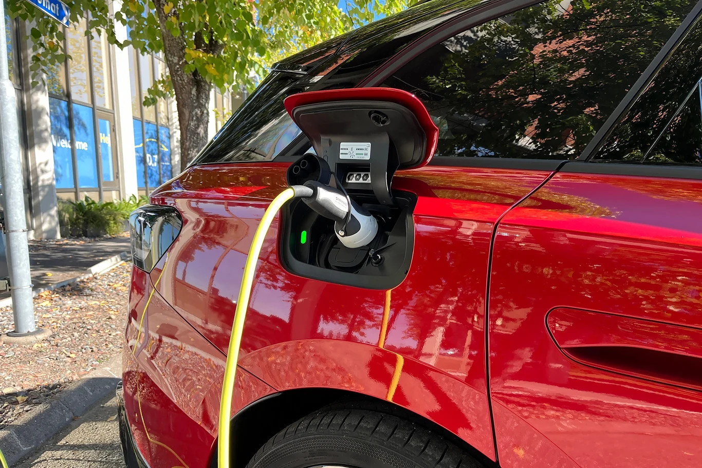 Akumulator ID.7 GTX może być ładowany na stacjach szybkiego ładowania DC z mocą do 200 kW. Akumulator ID.7 GTX może być ładowany na stacjach szybkiego ładowania DC z mocą do 200 kW.