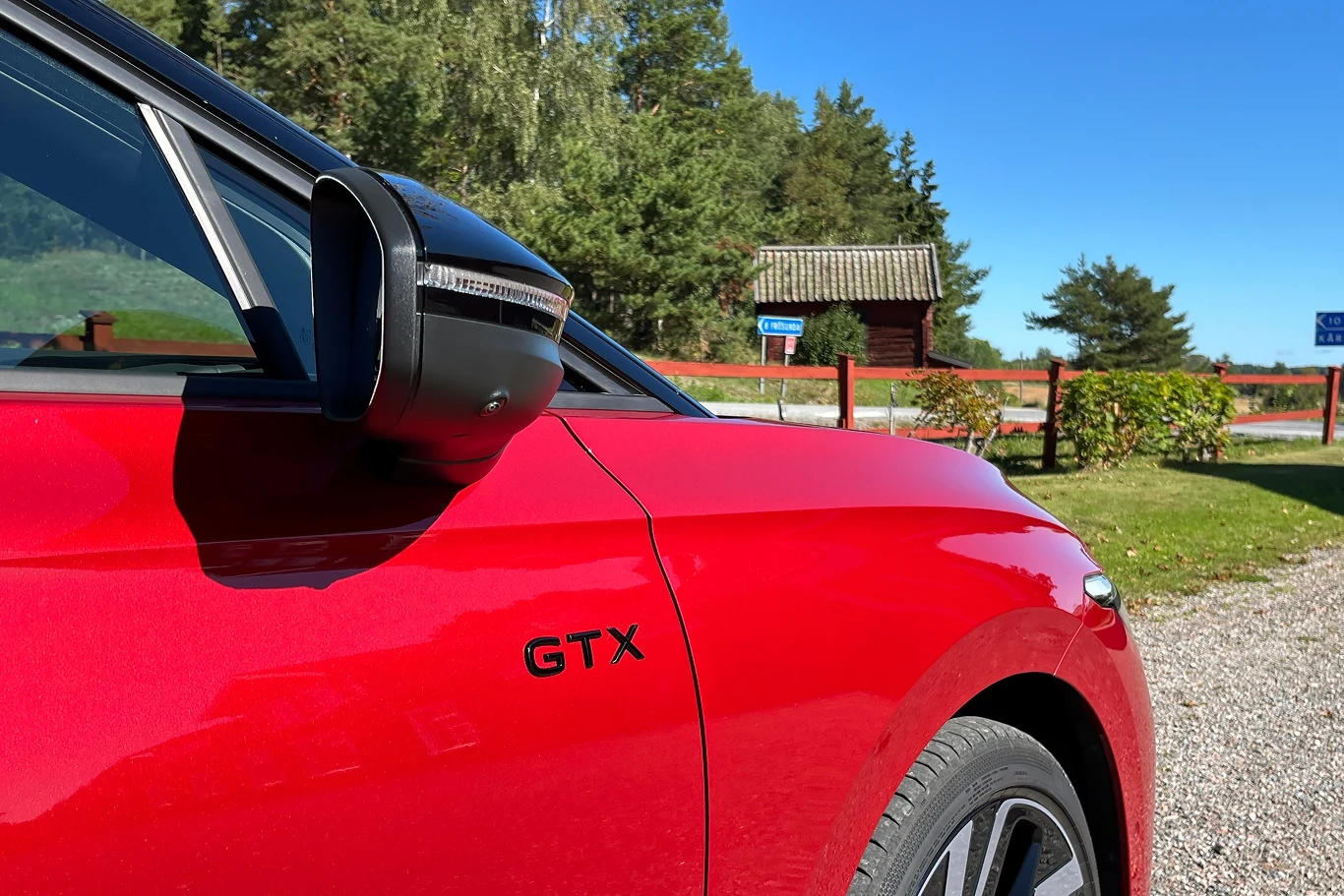 Polakierowane na czarny kolor elementy nadwozia to wyróżnik elektrycznych wariantów GTX. Polakierowane na czarny kolor elementy nadwozia to wyróżnik elektrycznych wariantów GTX.