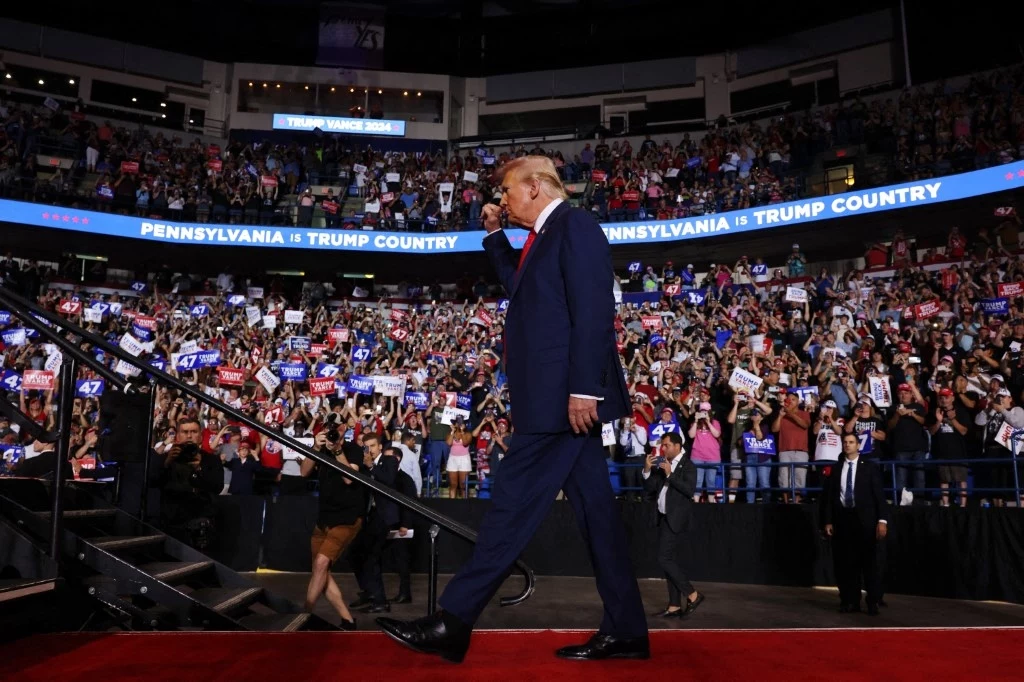 W miesiąc kampania Donalda Trumpa zaliczyła zjazd z nieba do piekła. Wszystko przez wymianę kandydata demokratów na Kamalę Harris