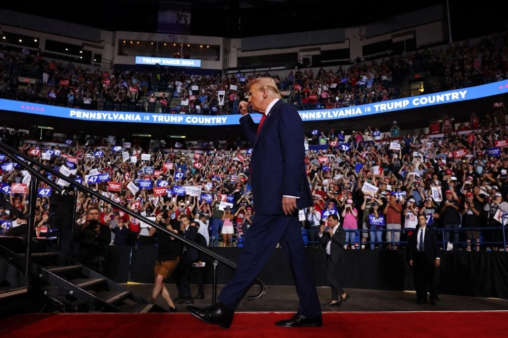 W miesiąc kampania Donalda Trumpa zaliczyła zjazd z nieba do piekła. Wszystko przez wymianę kandydata demokratów na Kamalę Harris W miesiąc kampania Donalda Trumpa zaliczyła zjazd z nieba do piekła. Wszystko przez wymianę kandydata demokratów na Kamalę Harris