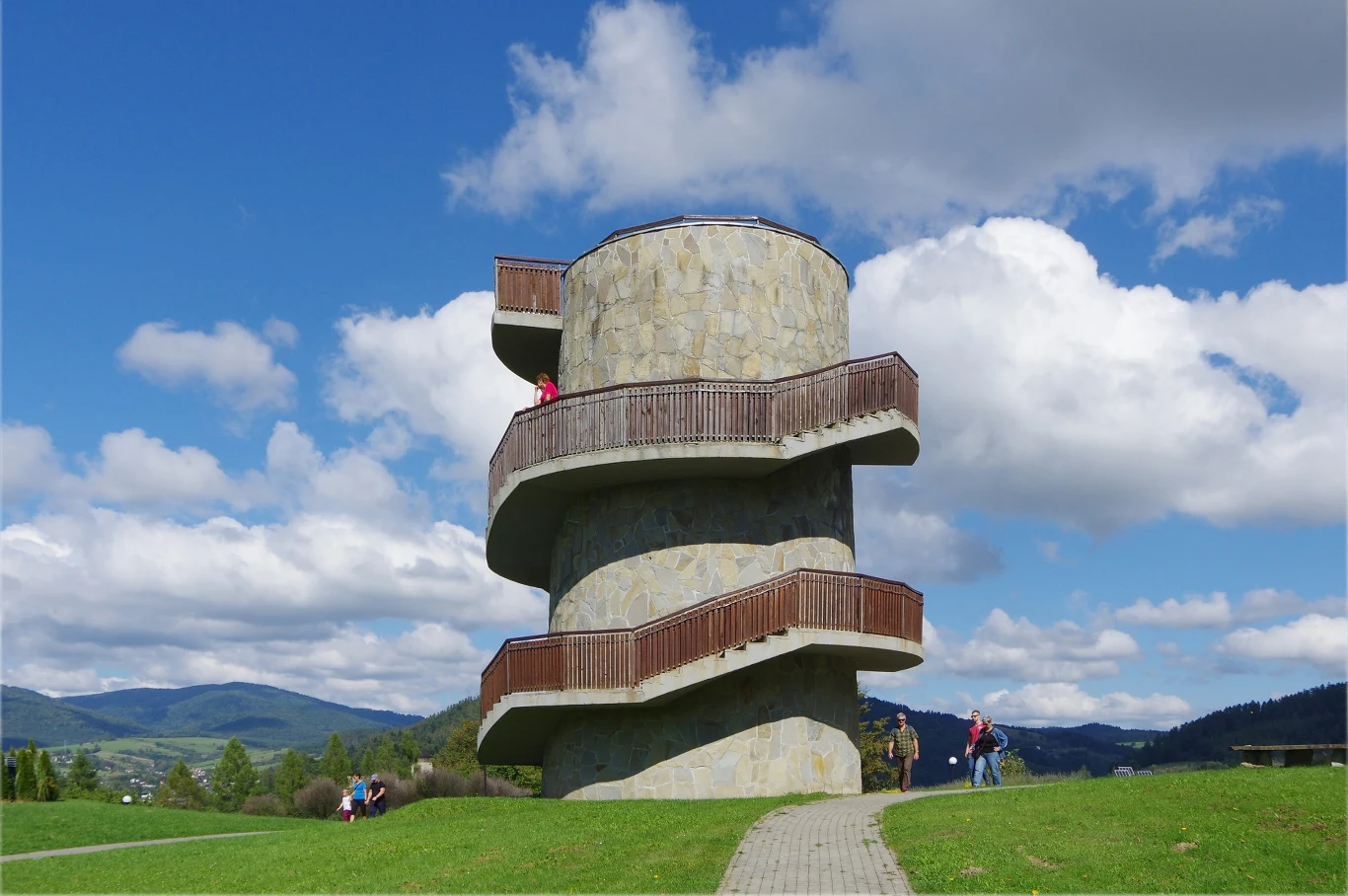 W Muszynie na turystów czeka wiele atrakcji. Zainteresowaniem cieszą się między innymi Ogrody Zmysłów, w których zlokalizowany jest ciekawy punkt widokowy. W Muszynie na turystów czeka wiele atrakcji. Zainteresowaniem cieszą się między innymi Ogrody Zmysłów, w których zlokalizowany jest ciekawy punkt widokowy.