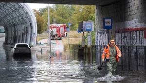 Warszawa zalana. S8 pod wodą po ulewie. Spadło tyle deszczu, ile w miesiąc