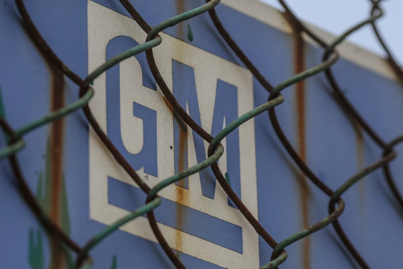 Pod koniec 2023 roku koncern General Motors zatrudniał około 76 tys. pracowników etatowych na całym świecie