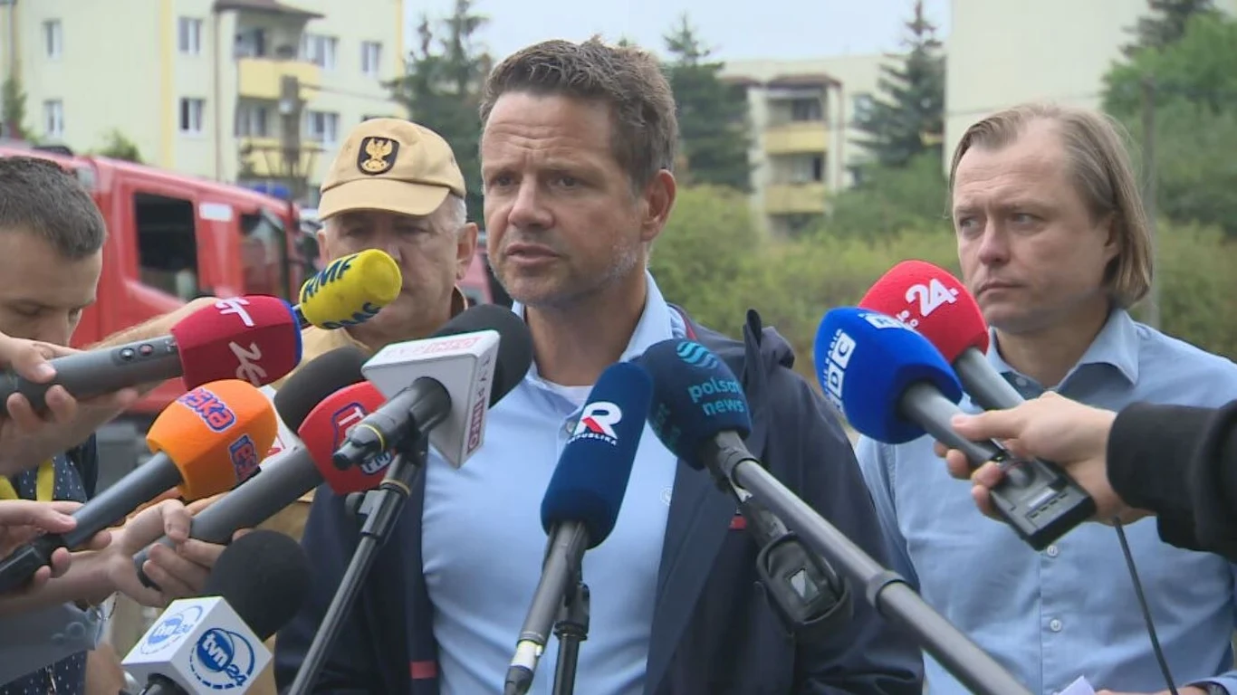 Rafał Trzaskowski podczas konferencji po nawałnicy w Warszawie