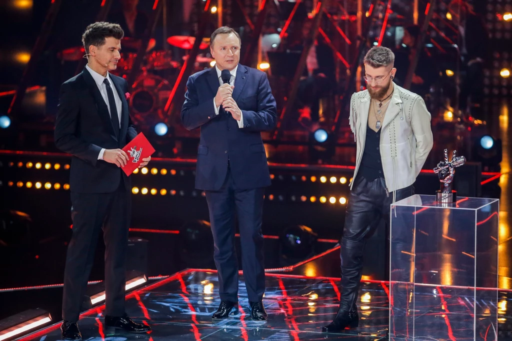 Adam Kalinowski (pierwszy z prawej) w "The Voice of Poland", obok ówczesny prezes TVP Jacek Kurski i prowadzący Tomasz Kammel