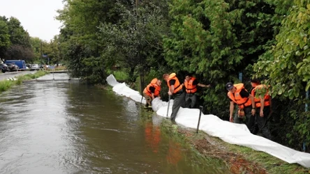 Wezbrany w wyniku intensywnych ulew potok Służewiecki w Warszawie. We wtorek na Mazowszu znowu może intensywnie padać