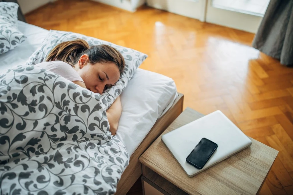 Jaka pozycja do spania jest najlepsza, a jaka najgorsza dla skóry?