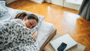 Jaka pozycja do spania jest najlepsza, a jaka najgorsza dla skóry?