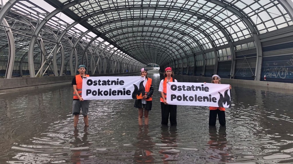 We wtorek Ostatnie Pokolenie protestowało na zalanej trasie S8 w Warszawie. W ten sposób chcieli podkreślić skutki zmian klimatycznych