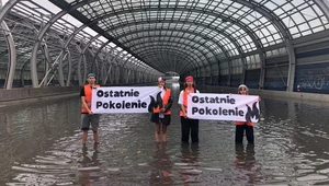 We wtorek Ostatnie Pokolenie protestowało na zalanej trasie S8 w Warszawie. W ten sposób chcieli podkreślić skutki zmian klimatycznych