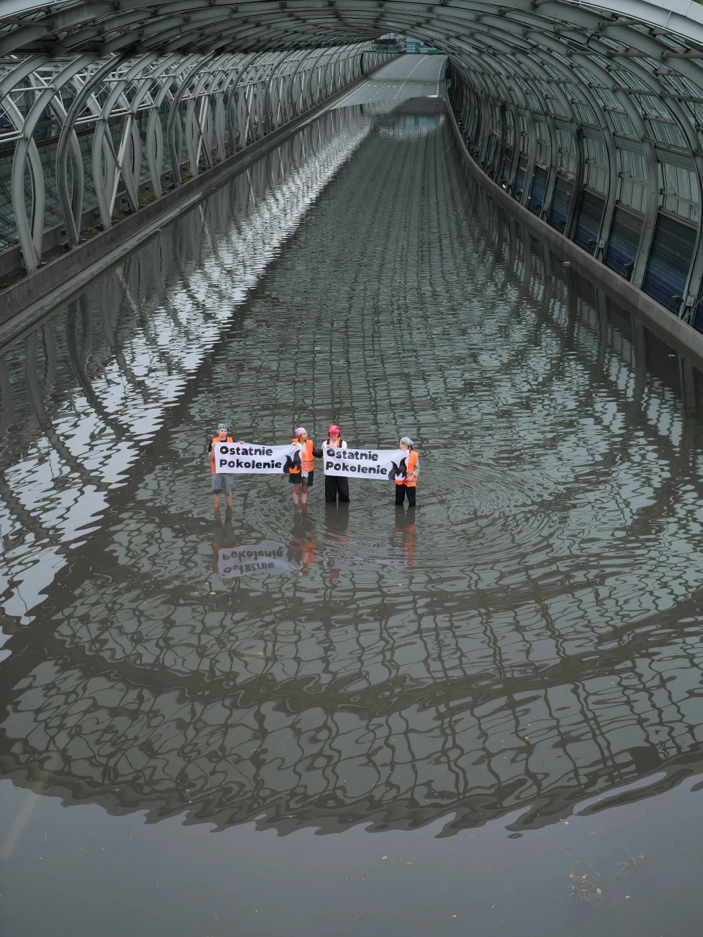 "Skutki katastrofy klimatycznej dotykają zwykłych ludzi, którzy mają zniszczone samochody czy spore straty w biznesie" - mówią aktywiści