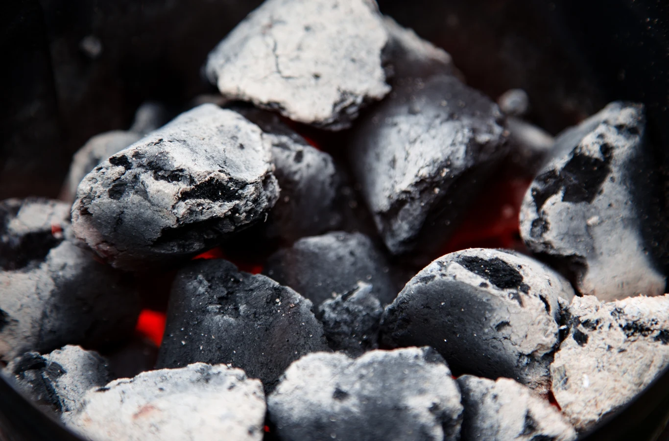 Około 40 proc. osób, które w gospodarstwach domowych korzystają z ekogroszku, uważa, że to opał ekologiczny