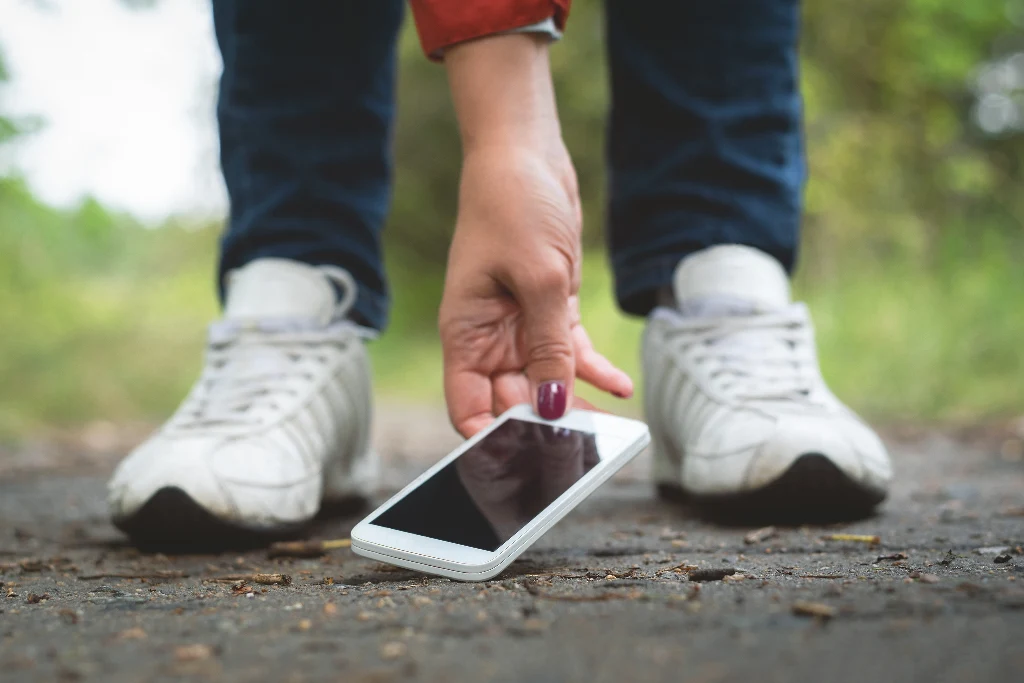 Znalazłeś portfel lub telefon? Ile wynosi znaleźne i kiedy masz do niego prawo?