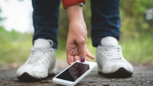 Znalazłeś portfel lub telefon? Ile wynosi znaleźne i kiedy masz do niego prawo?