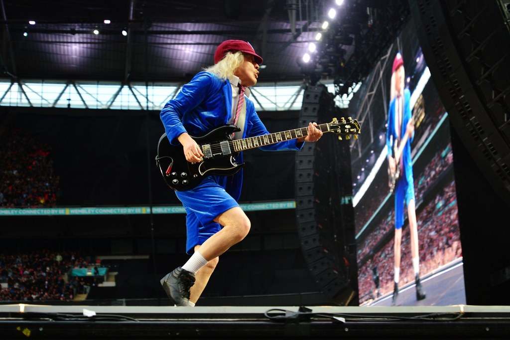 Angus Young z AC/DC 