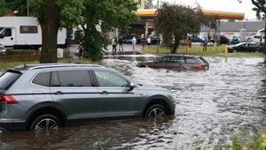 Jak rozpoznać samochód po zalaniu? Mechanicy radzą