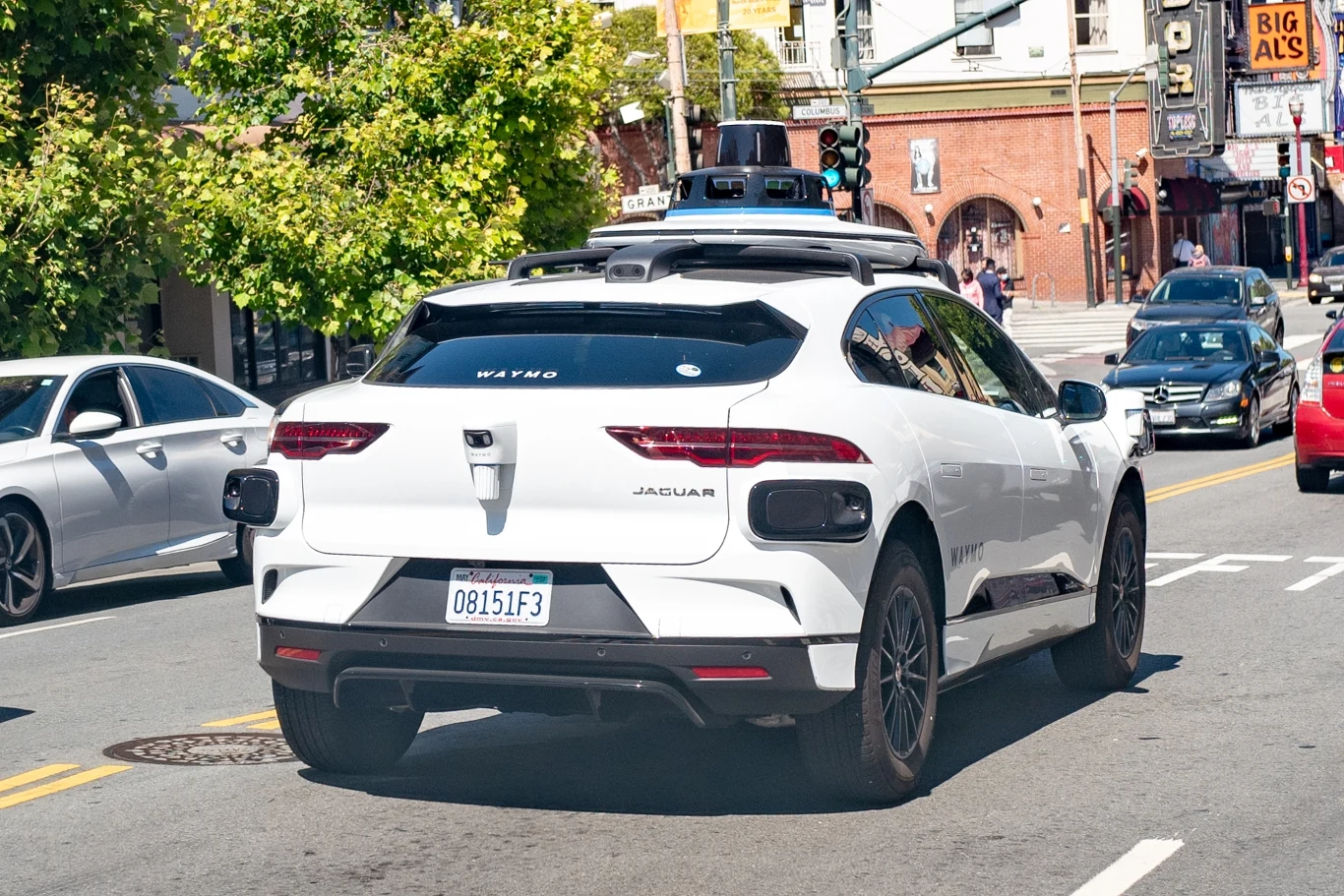 Autonomiczna taksówka Jaguar I-Pace na drodze. Autonomiczna taksówka Jaguar I-Pace na drodze.