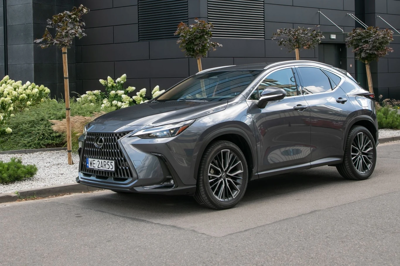 Lexus NX drugiej generacji dostępny jest w wariancie hybrydowym i jako hybryda plug-in.