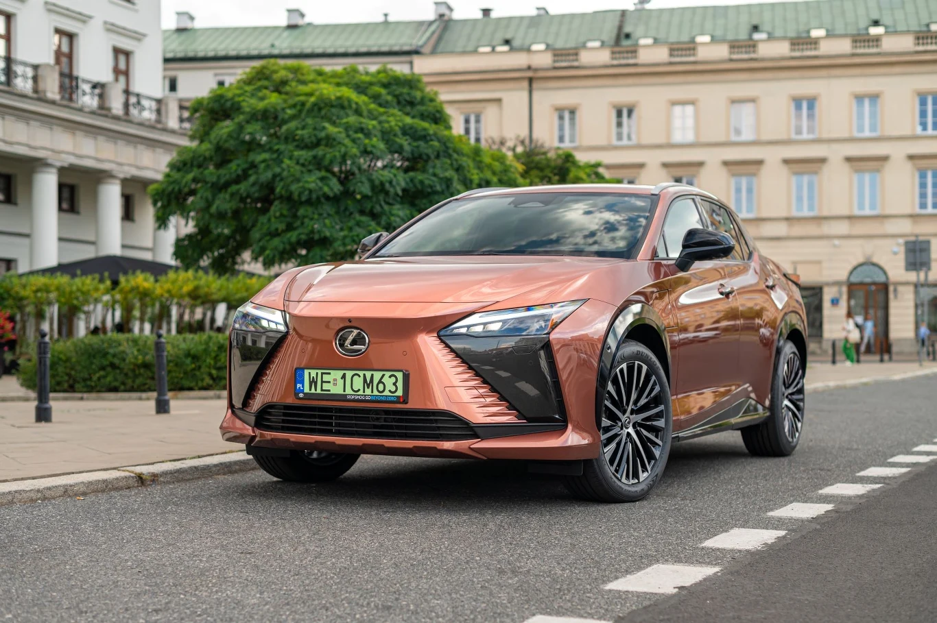 Lexus RZ dostępny jest wyłącznie z napędem elektrycznym.
