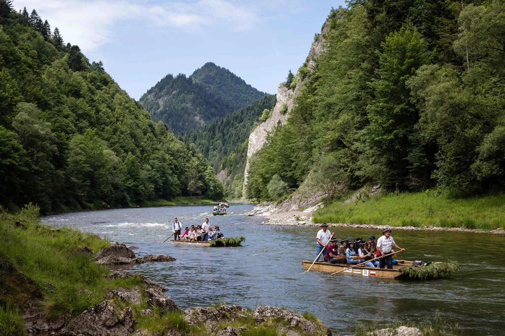 Dla tych, którym rafting wydaje się zbyt agresywny, poleca się spływ Dunajcem na barce pod okiem flisaka 