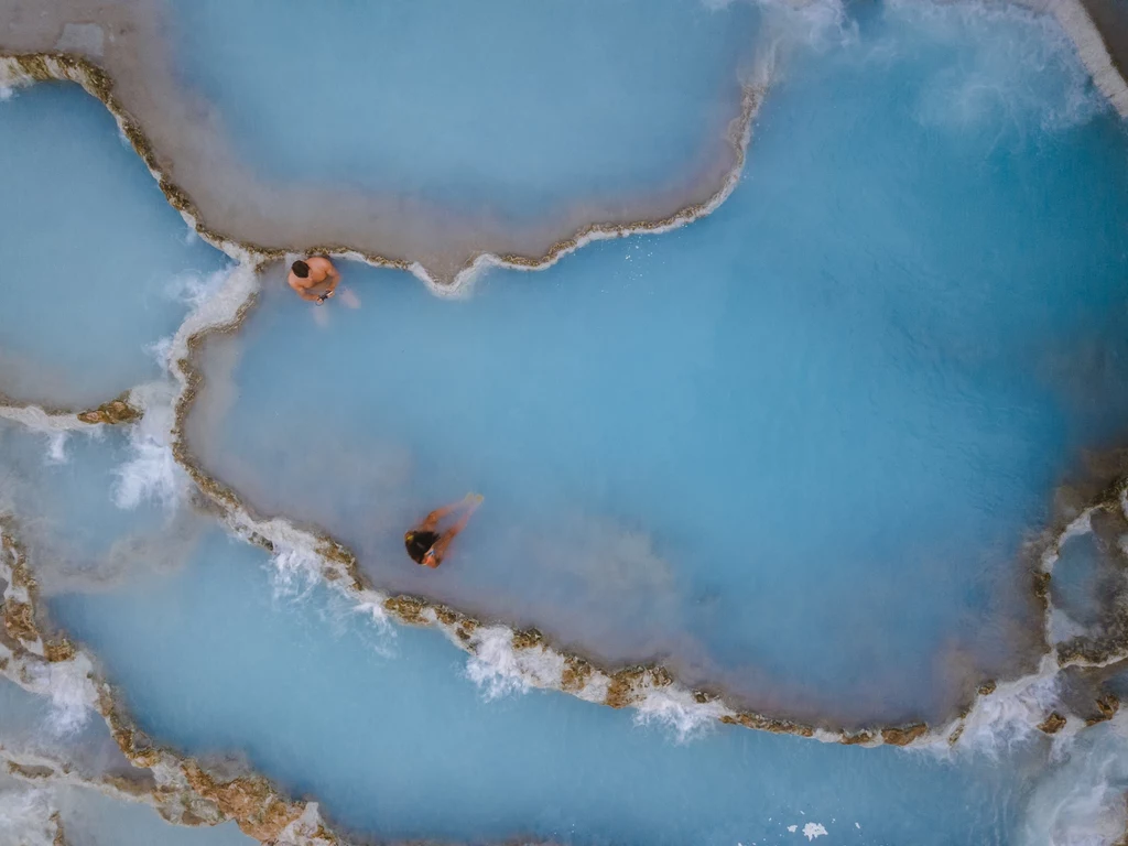 Woda w Terme di Saturnia ma stałą temperaturę 37,5°C