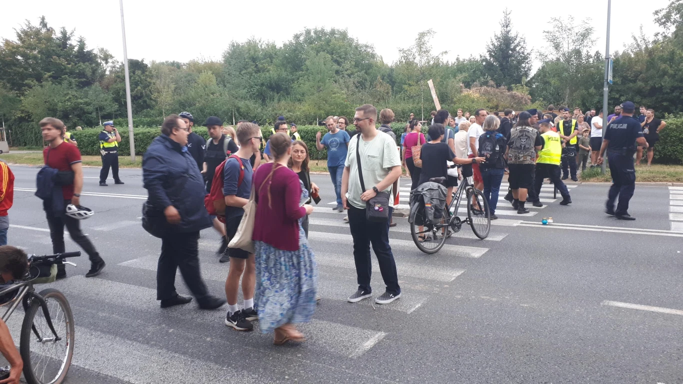 Uczestnicy marszu zablokowali ulicę Woronicza 