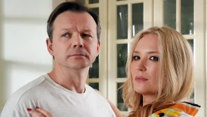 Amelia "przyłapie" Bruna (Lesław Żurek) z Karoliną (Marta Dąbrowska)