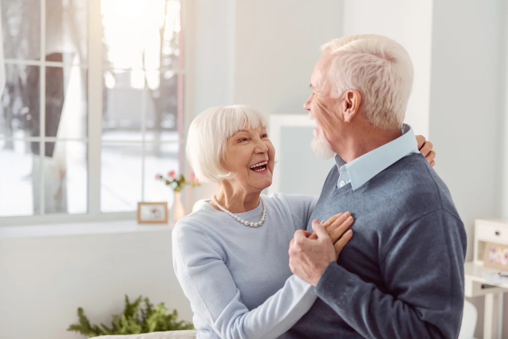 Bon senioralny to dodatkowe wsparcie dla emerytów po ukończeniu 75 roku życia i ich pracujących rodzin. Na czym polega i jak się o niego ubiegać? 