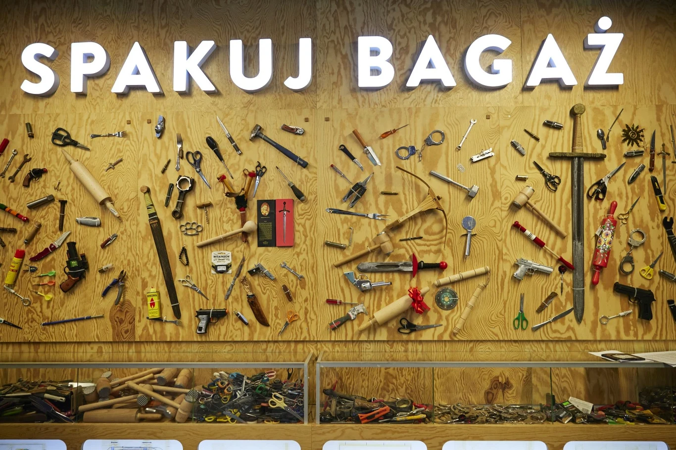 Na briefingu prasowym opowiadano o bezpiecznym i rozsądnym podróżowaniu, w tym o zawartości walizek podróżujących. Na briefingu prasowym opowiadano o bezpiecznym i rozsądnym podróżowaniu, w tym o zawartości walizek podróżujących.