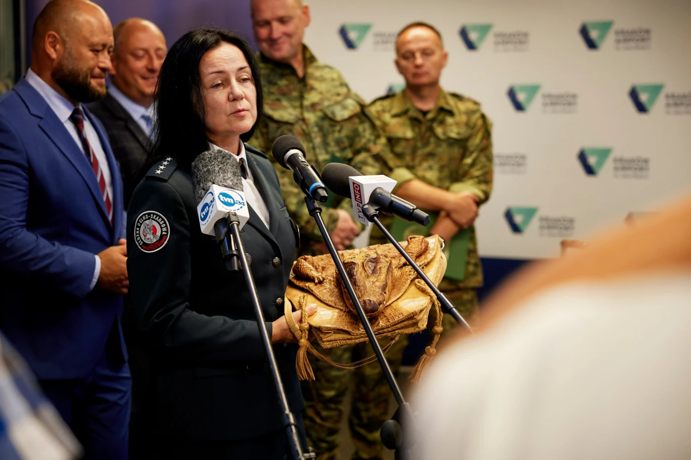 Nie należy nabywać i przewozić przez granicę m.in. wyrobów wykonanych ze skór węży, krokodyli lub waranów. Nie należy nabywać i przewozić przez granicę m.in. wyrobów wykonanych ze skór węży, krokodyli lub waranów.