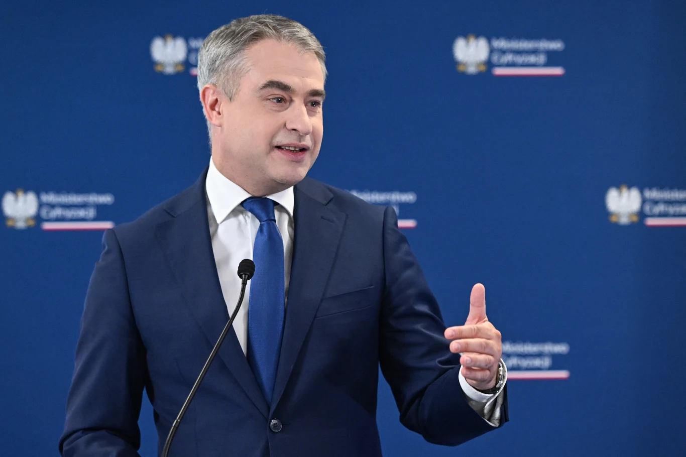 Minister cyfryzacji i wicepremier Krzysztof Gawkowski podczas briefingu poświęconego nowej funkcjonalności w aplikacji mObywatel, dotyczącej ePłatności