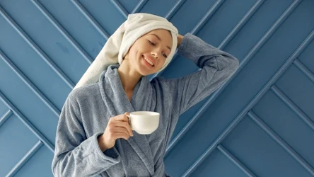 Mokre włosy zwykle po umyciu zawijamy w ręcznik, by wsiąkł w niego nadmiar wody. Czy to jednak dobry pomysł? 