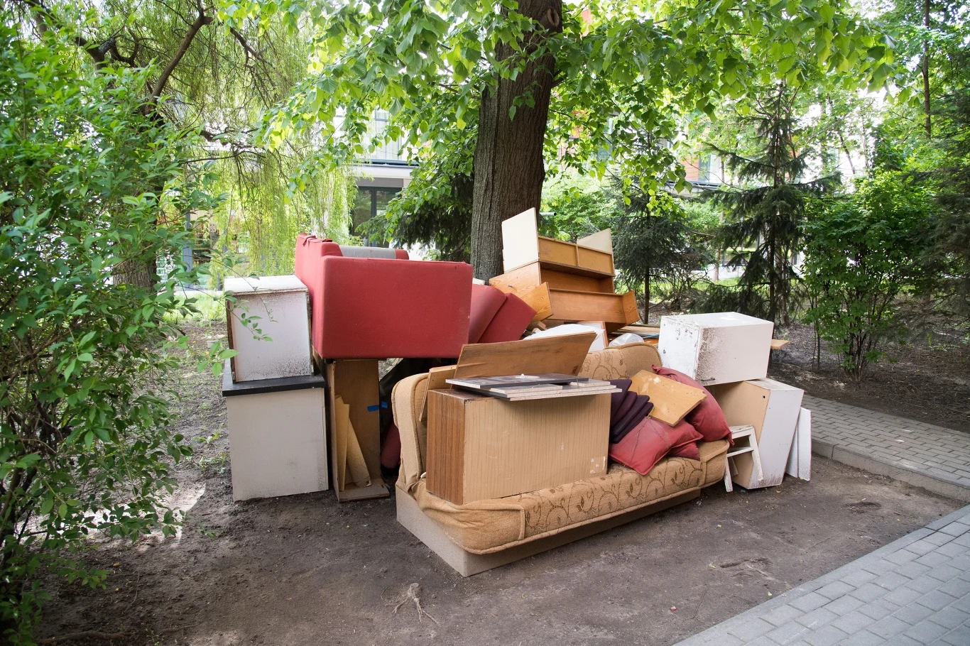 Gdzie wyrzucać śmieci wielkogabarytowe? Niektóre popularne praktyki zdecydowanie nie uchodzą za poprawne.