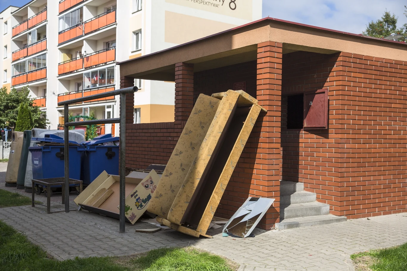 Popularną praktyką jest pozostawianie śmieci wielkogabarytowych przy śmietnikach w dowolne dni, przez co te zalegają tam nawet i tygodniami. Gabaryty należy najczęściej umieszczać w wyznaczonym miejscu na dzień przed datą wywozu.