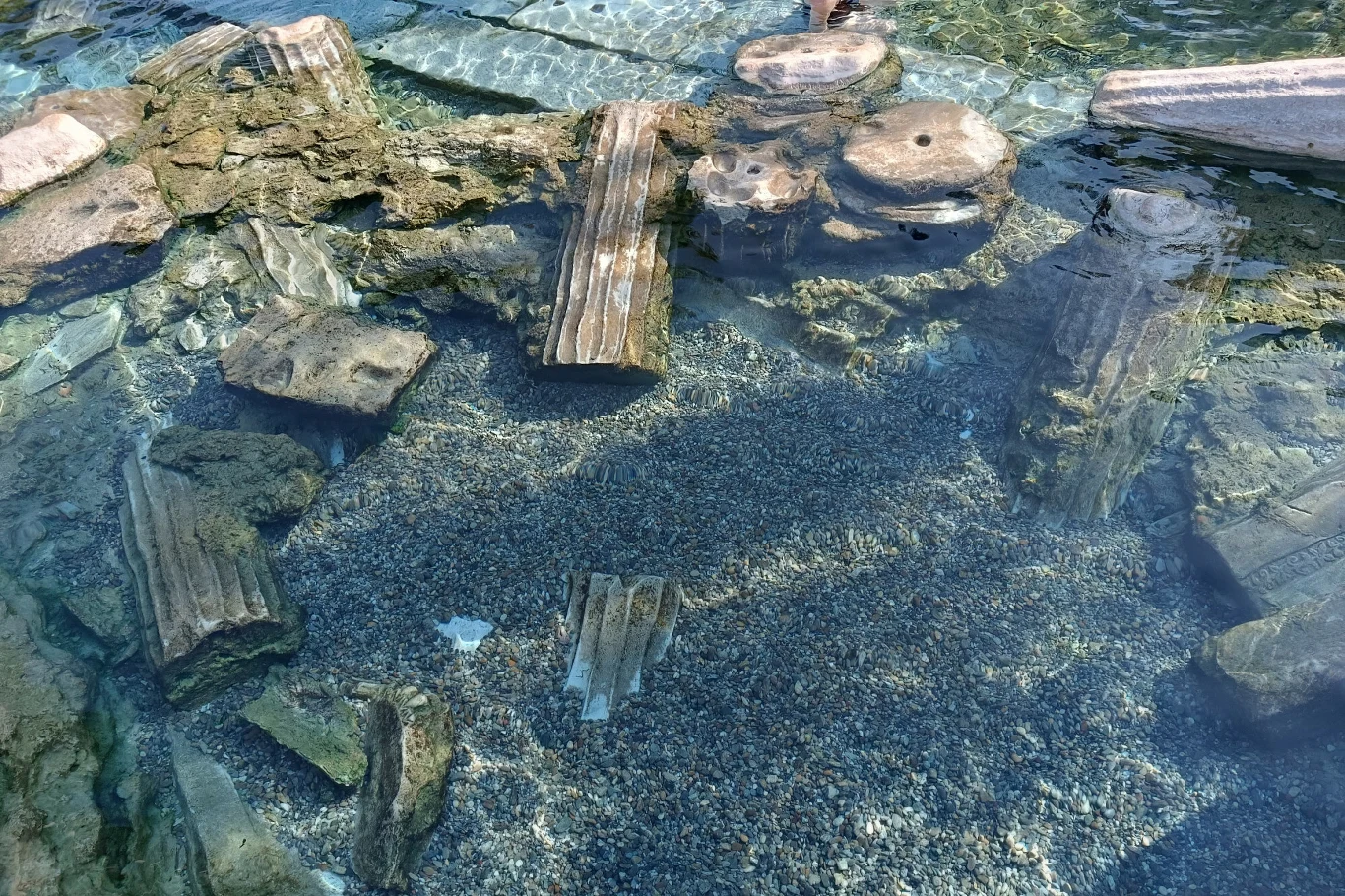 W basenie Kleopatry znajdują się zatopione fragmenty kolumn i innych atrakcji W basenie Kleopatry znajdują się zatopione fragmenty kolumn i innych atrakcji