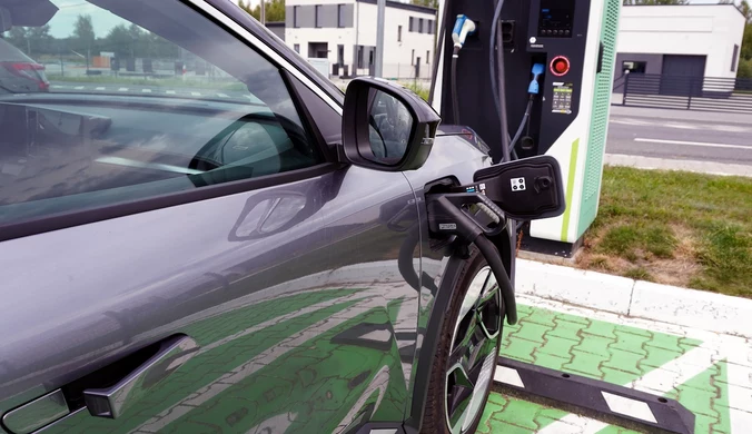 Nowe badanie o kierowcach aut elektrycznych. Przejeżdżają więcej niż inni.