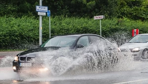 Jak przejechać autem przez głęboką kałużę? Dwa groźne zjawiska