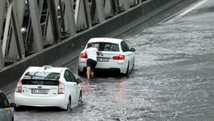 Zalane auto po ulewie na S8. Czy dostanę odszkodowanie?