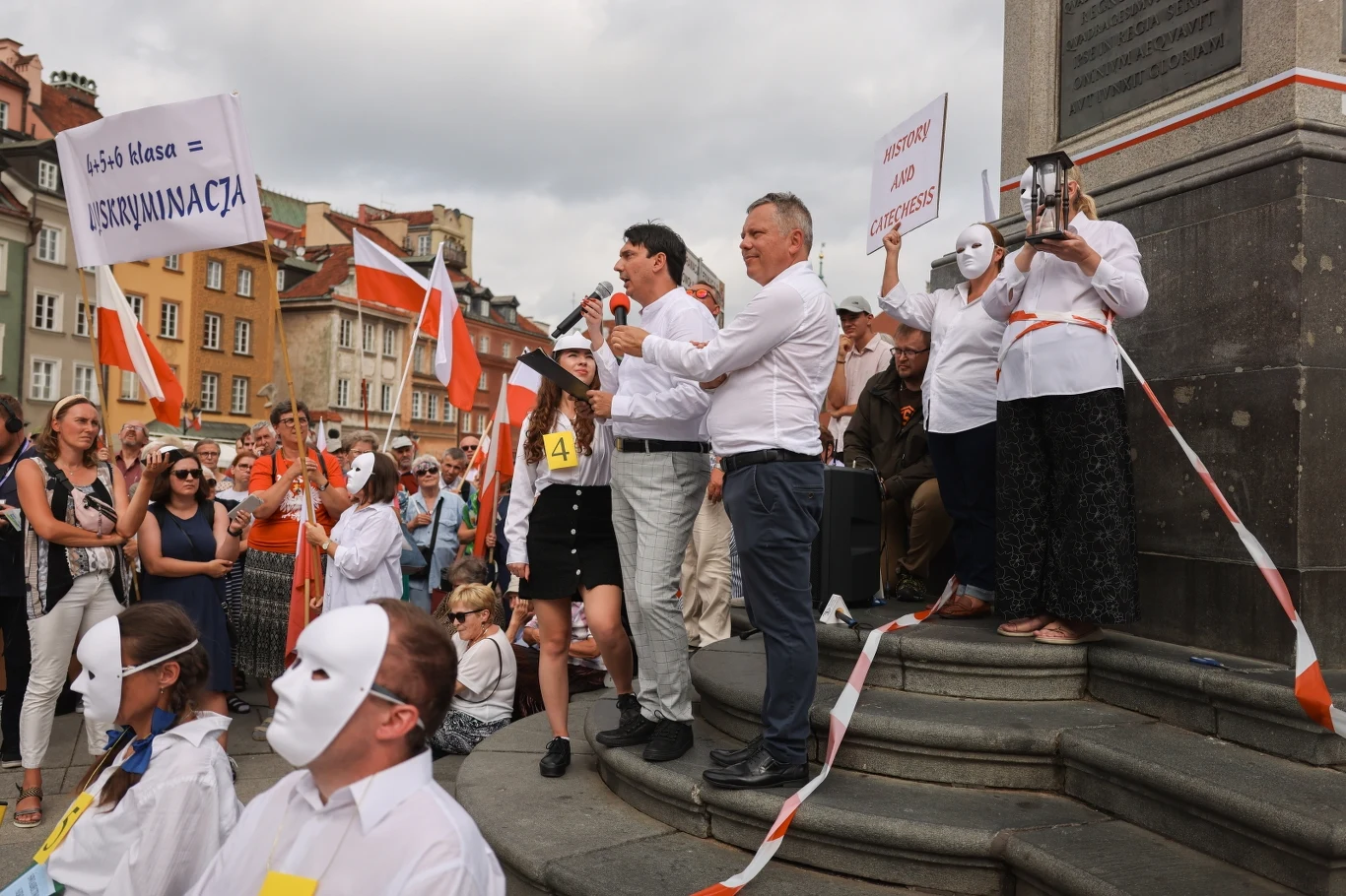 Warszawa. Protest katechetów świeckich na Placu Zamkowym Warszawa. Protest katechetów świeckich na Placu Zamkowym
