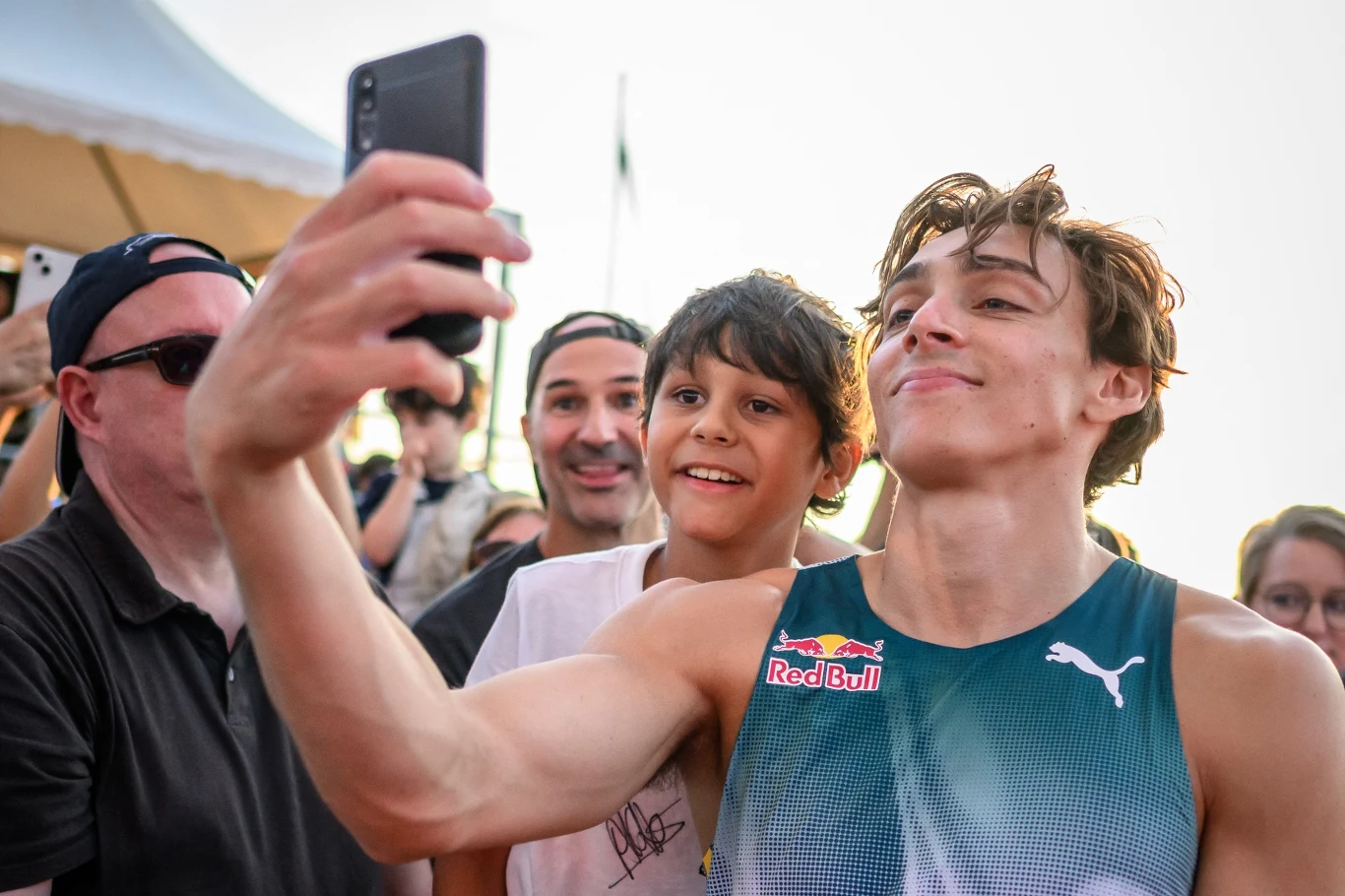 Pamiątkowe zdjęcie z bohaterem dnia 