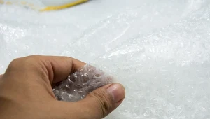 Weź folię bąbelkową i włóż ją do lodówki. Szybko sobie podziękujesz