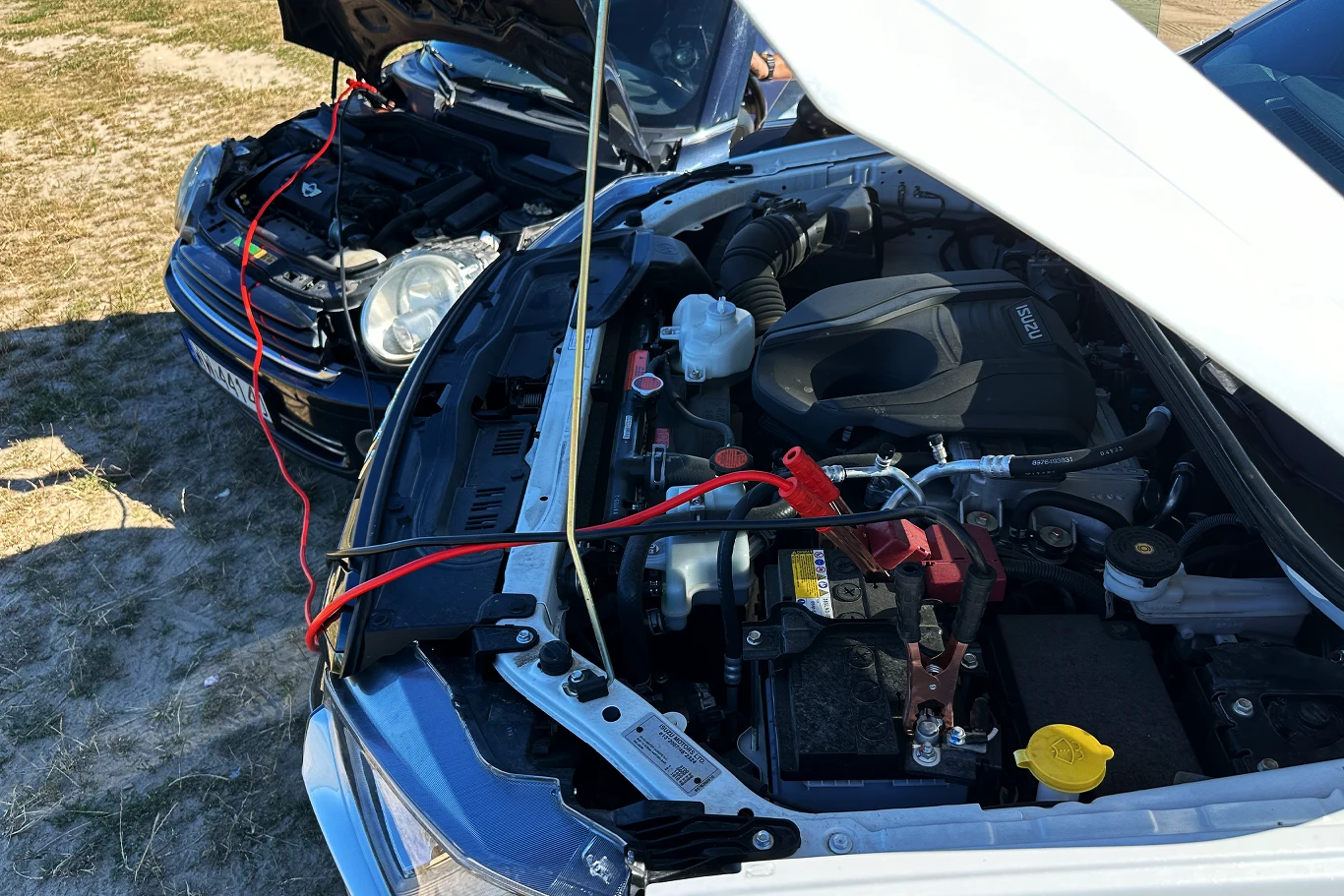 Akumulator można naładować za pomocą kabli rozruchowych.