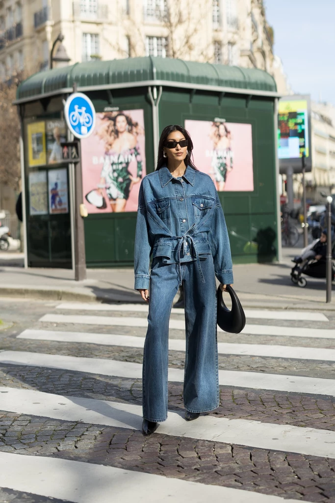 Świetnym pomysłem na jesienną stylizację jest tzw. total jeans look, czyli połączenie dżinsów i kurtki dżinsowej