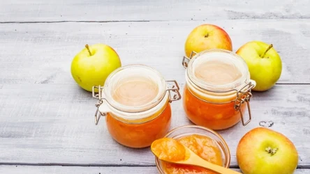 Jabłka z cynamonem to smak kojarzący się z jesienią. Możemy przygotować z nich pożywny mus, będący idealnym dodatkiem do szarlotki. 