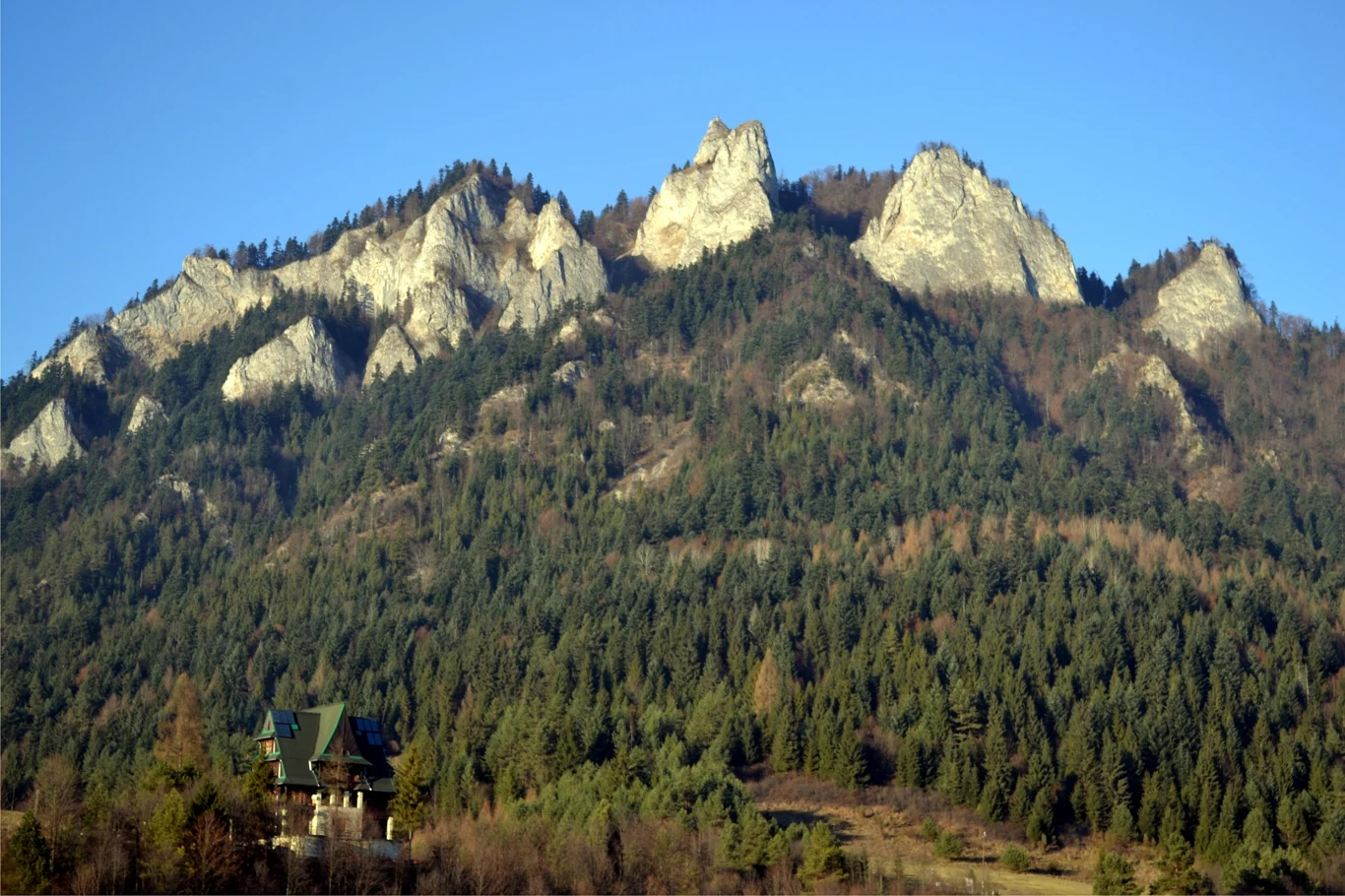 Na trasie tej malowniczej pętli rowerowej można między innymi podziwiać symbol Pienin, czyli Trzy Korony. 