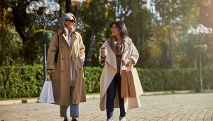 Ten płaszcz będzie hitem jesieni. Znajdziesz go w wielu sieciówkach 