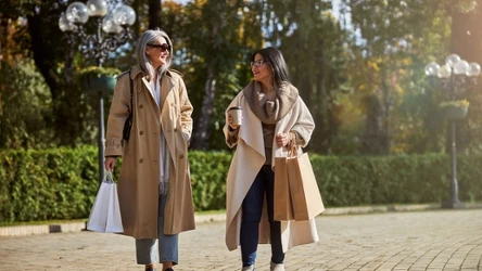 Płaszcz w tym kolorze to klasyk i jednocześnie hit zbliżającej się jesieni. 