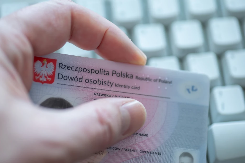 Seria i numer dowodu to dane identyfikacyjne dokumentu i jego właściciela.