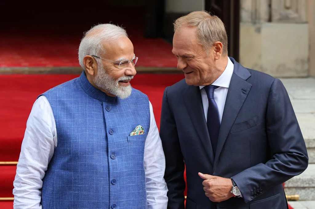 Premier Polski Donald Tusk i premier Indii Narendra Modi podczas powitania przed siedzibą KPRM w Warszawie